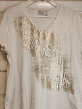 Chicos Zenergy White Dressy V-neck Shirt Sleeved Tee with Gold Leaf Foil